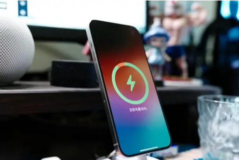 神湾镇苹果15换屏服务分享用什么充电器给iPhone15充电更好 